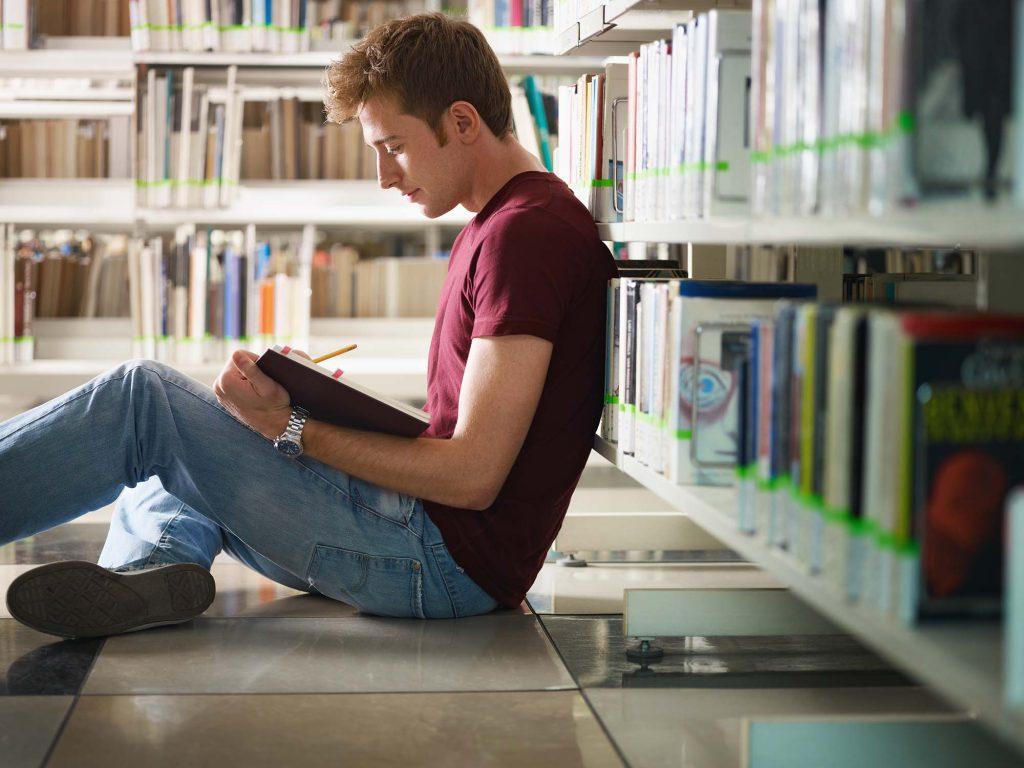 chico-joven-estudiando-biblioteca-1024×768